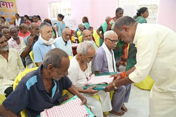 वृद्धाश्रम में मंत्री वरिष्ठजनों के साथ